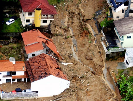 Deslizamentos no Rio Matam mais de 200 Pessoas