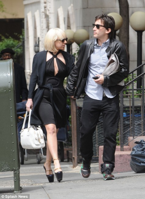 Lady Gaga Noiva? Mas onde está o Anel?