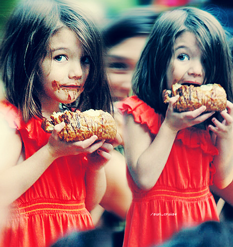 Suri Cruise: a Pequena mais Fashion de Hollywood sempre Lançando Moda