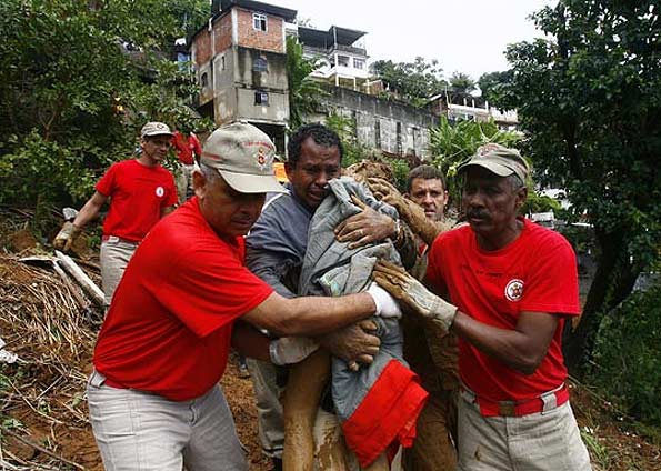Tragédia no Rio: A Luta pela Vida Continua