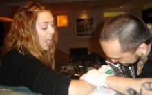 Miley Cyrus Faz Tatuagem em São Paulo – Recordação da Visita ao Brasil