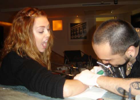Miley Cyrus Faz Tatuagem em São Paulo – Recordação da Visita ao Brasil