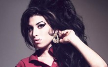 Confira o Look de Amy Winehouse – Como a Cantora se Vestia em Show