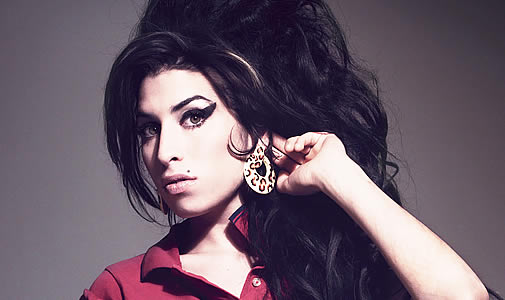 Confira o Look de Amy Winehouse – Como a Cantora se Vestia em Show