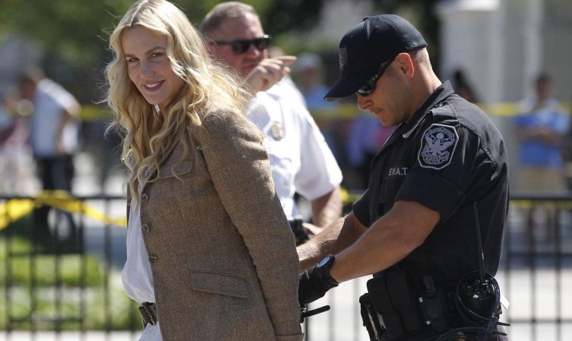 Presa Atriz Daryl Hannah em Wshington EUA por Protesto contra Oleoduto