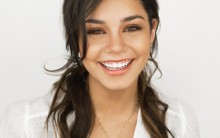 Vanessa Hudgens Desfila com Perucas: Atriz usa Chanel e Cabelo Longo