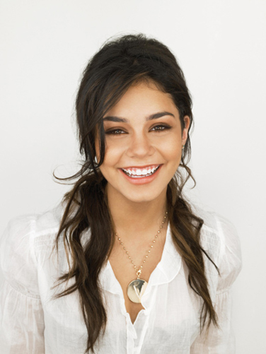 Vanessa Hudgens Desfila com Perucas: Atriz usa Chanel e Cabelo Longo