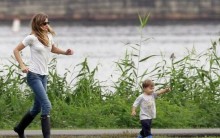 Fotos- Gisele Bündchen com Filho Benjamin na Beira de um Rio em Boston