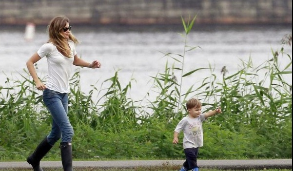 Fotos- Gisele Bündchen com Filho Benjamin na Beira de um Rio em Boston
