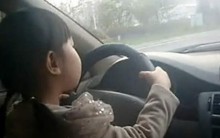Menina de Quatro Anos Dirigi Carro em Estrada Movimentada na China