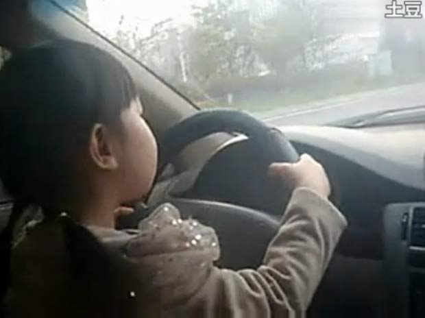 Menina de Quatro Anos Dirigi Carro em Estrada Movimentada na China