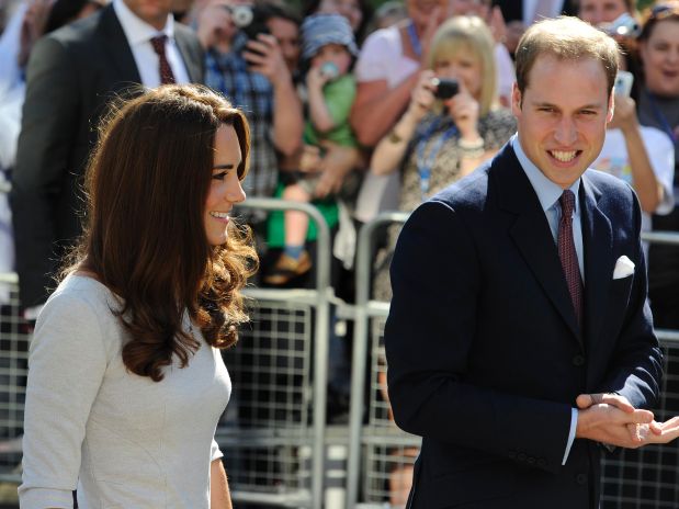 Principe William e Catherine Inauguram Hospital após Missão do Piloto