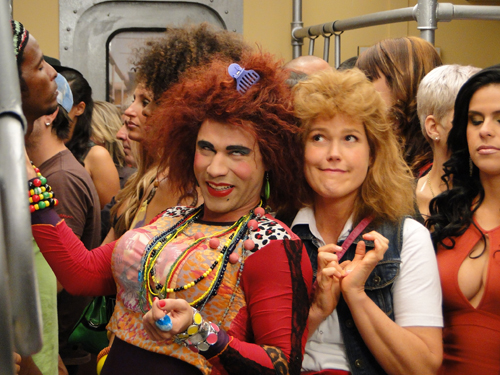 Xuxa vira Janete ao lado de Valéria no “TV Xuxa” 08/10/11: Video, Foto