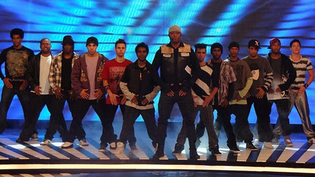 Anderson Silva Dança Justin Bieber, “Caldeirão do Hulk” 15/10/11 Video