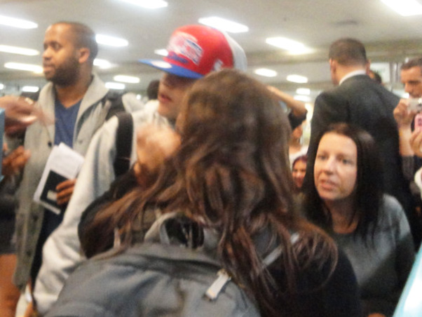 Justin Bieber é Vaiado na Chegada ao Aeroporto, Desembarque no Brasil