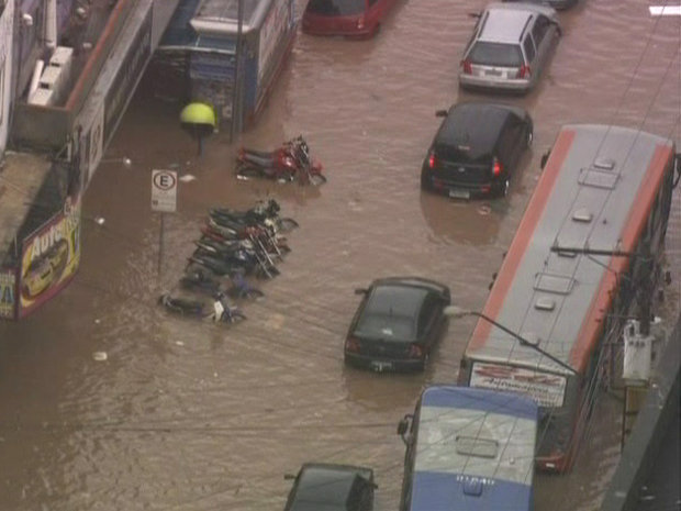 São Paulo tem Temporal e Enchentes no Feriado: Chuvas Fortes 11/11/11