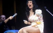 Katy Perry Traída pelo Playback, Fingiu tocar Flauta – Video do Show
