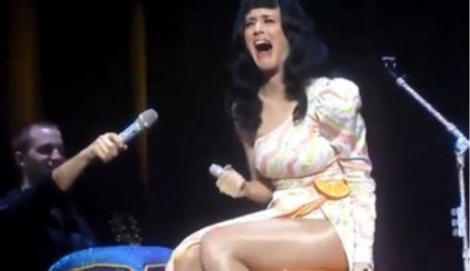 Katy Perry Traída pelo Playback, Fingiu tocar Flauta – Video do Show