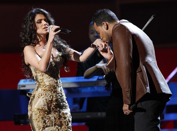Paula Fernandes Arrasa com Vestido Preto e Dourado no Grammy, 10/11/11