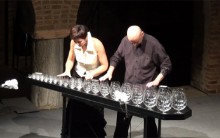 Duo Toca Quebra Nozes de Tchaikovsky com Taças de Cristal -Veja Videos