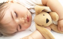 AAP Recomenda que Bebês Durmam sem Travesseiros e de Barriga para Cima