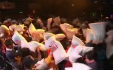 Guerra de Travesseiro Combate Stress na China e Várias Partes do Mundo