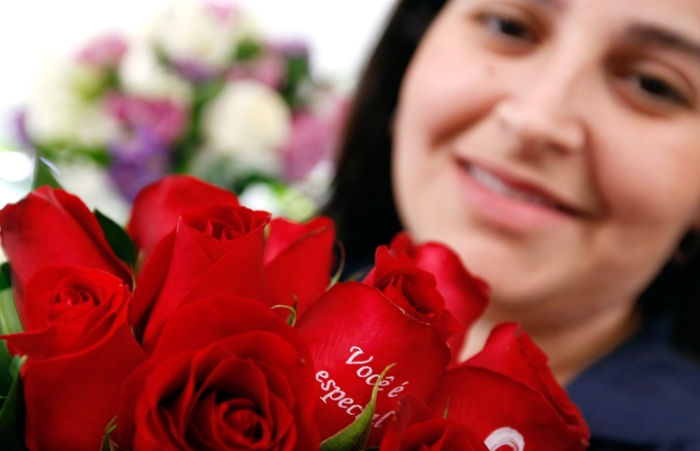 Flores com Mensagens Impressas nas Pétalas para Presentear, Veja Fotos