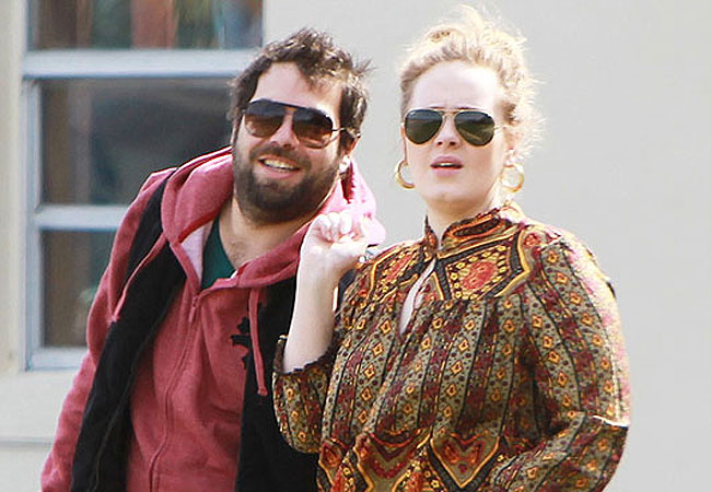 Adele tem Novo Namorado: Foto da Cantora aos Beijos com Simon Konecki