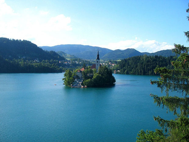 Mini Ilha em Lago Bled da Eslovênia tem Igreja de Conto-de-Fadas Fotos
