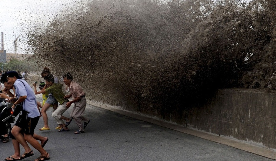 Foto – Imagem do Dia: Fotografia da Fuga da Onda de Lama na China
