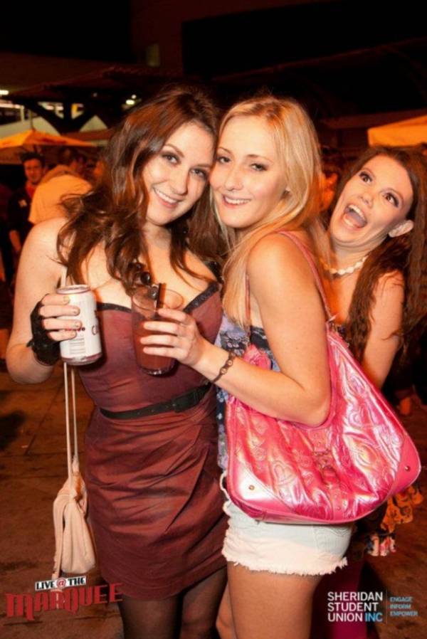 Photobomb O que é: Moda Estragar Fotos Alheias com Caretas Engraçadas