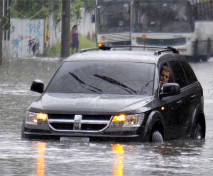 O que fazer numa Enchente: Como Salvar o Carro e Evitar Água no Motor