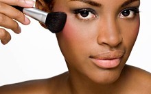 Maquiagem para Pele Negra: Blush, Sombra, Batom, Cores e Vídeo Dicas