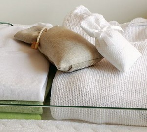 Dicas como Arrumar armário: Como evitar Mofo, Traças, Roupas Brancas