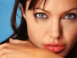 Novidade em Tratamento Beleza Facial Famosas: “Lifting facial vampiro”