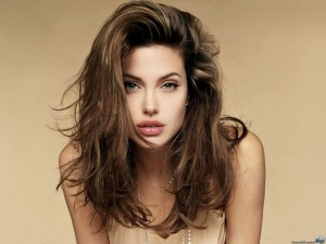 angelina-jolie-tira-seios-com-medo-de-cancer-de-mama