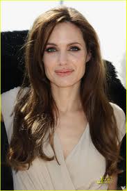 Angelina Jolie Tira Seios com Medo de Câncer de Mama