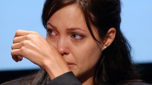 angelina-jolie-tira-seios-por-medo-de-cancer-de-mama-3