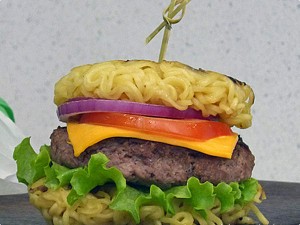 sanduiche-de-hambúrguer-com-miojo-macarrão-instantâneo
