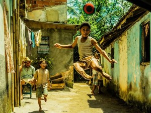 filme-sobre-a-vida-de-pelé-criança-jogando bola-flutuando-no-ar