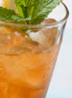 Receita de Chá Gelado de Frutas para Verão: Bebida Refrescante Caseira