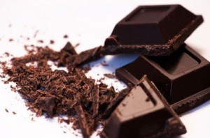 chocolate-preto-benefícios-ao-coração-evita-infarto
