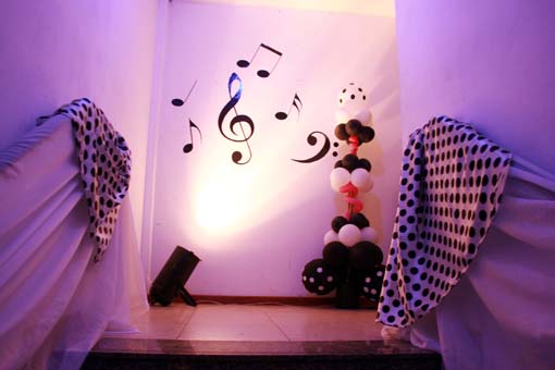 palco-para-apresentação-festa-15-anos-tema-música