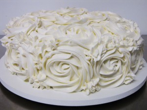 glacê-para-bolo-com-cobertura-de-rosas-de-merengue-como-fazer