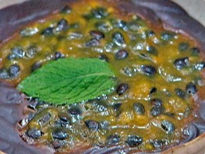 brigadeiro-com-calda-de-maracujá-sobremesa-chocolate-jogo-panelas-x