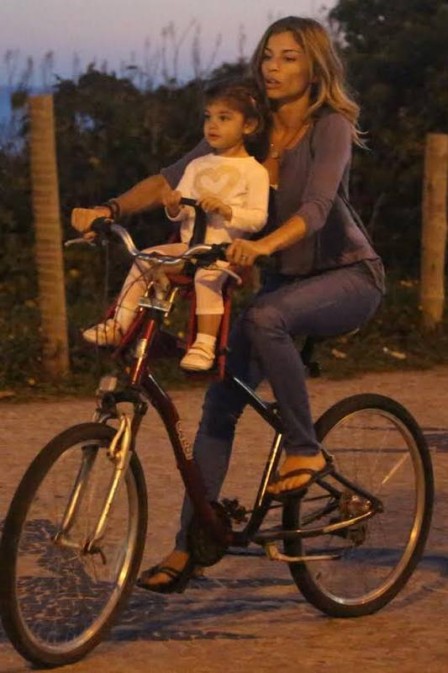 Grazi e Cauã – Sofia anda Bicicleta com Mãe, Ísis Rompe com Ator, Foto
