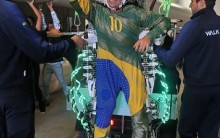 Exoesqueleto – Paraplégico dá Chute Simbólico Copa do Mundo