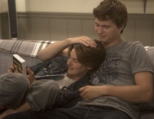 filme-a-culpa-é-das-estrelas-casal-protagonista-cinema-