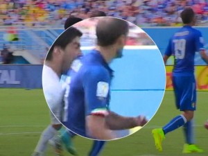mordida-dada-por-suárez-em-jogador-iatliano-na-copa-