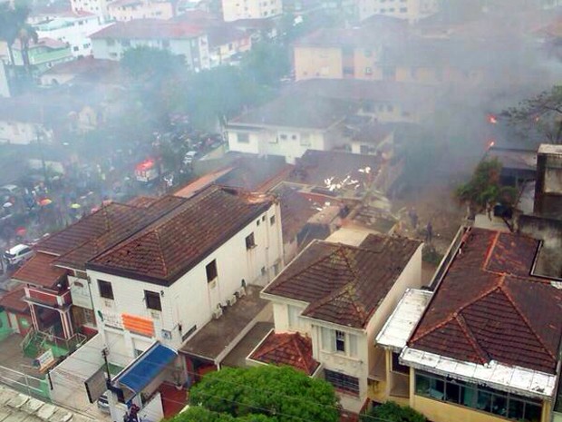 acidente-aéreo-em-santos-helicóptero-cai-sobre-casas-fotos-local-vítimas